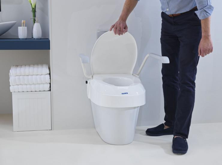 Aquatec 900 Raised Toilet Seat (with Lid & Arms)